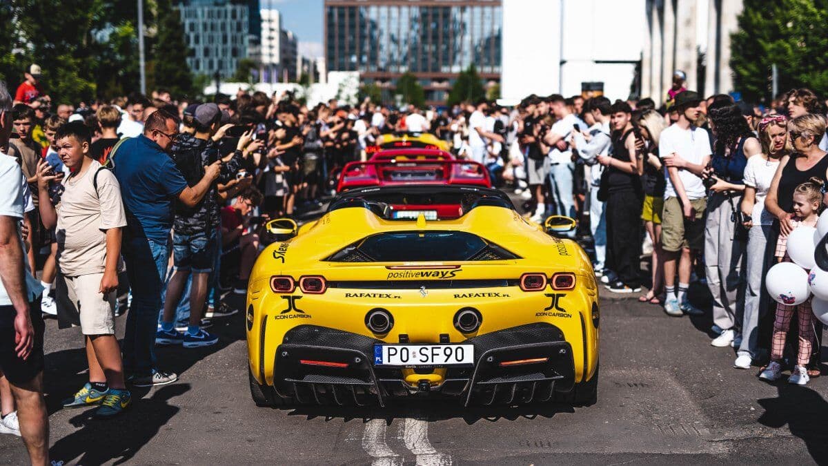 Uczestnicy wyprawy wokół żółtego Ferrari na starcie